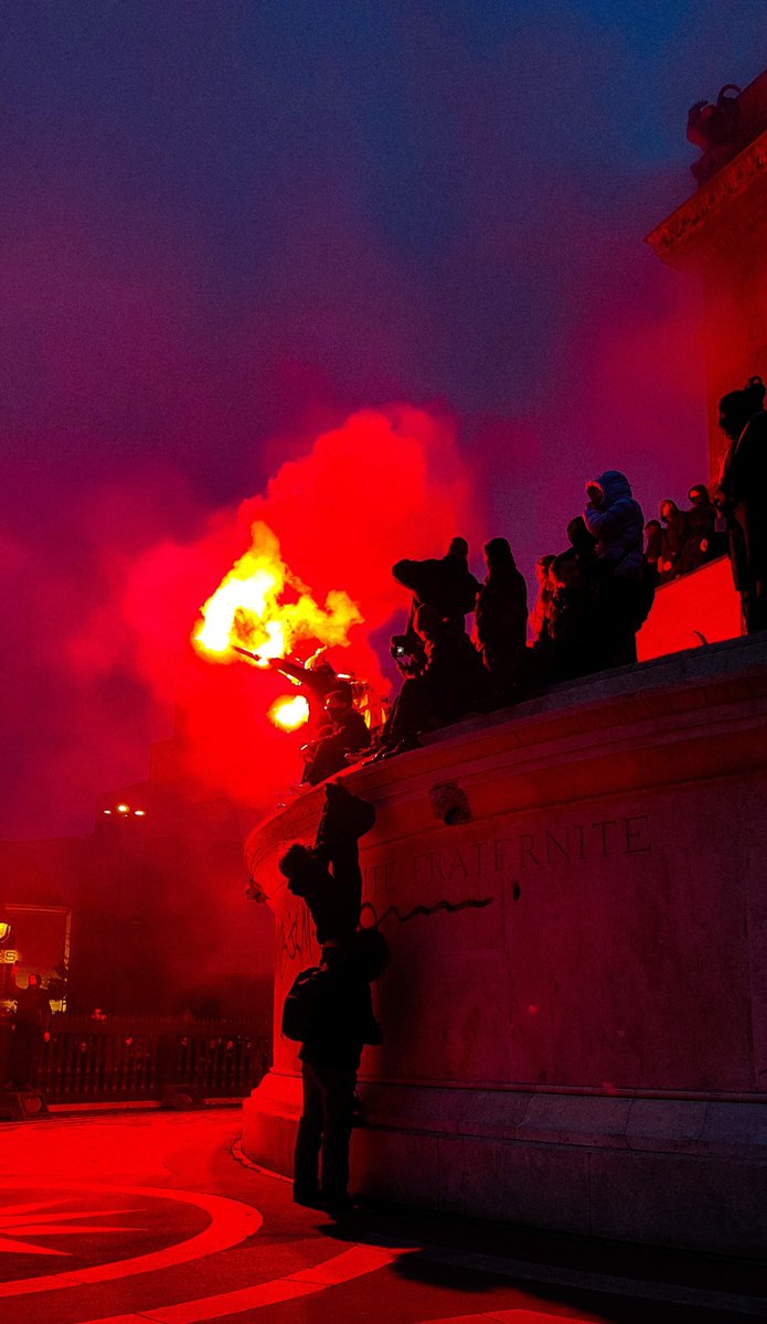 « March 2023 is the new Mai 68 » Archives des manifestations parisiennes contre la réforme des retraites, 2023 🎞️