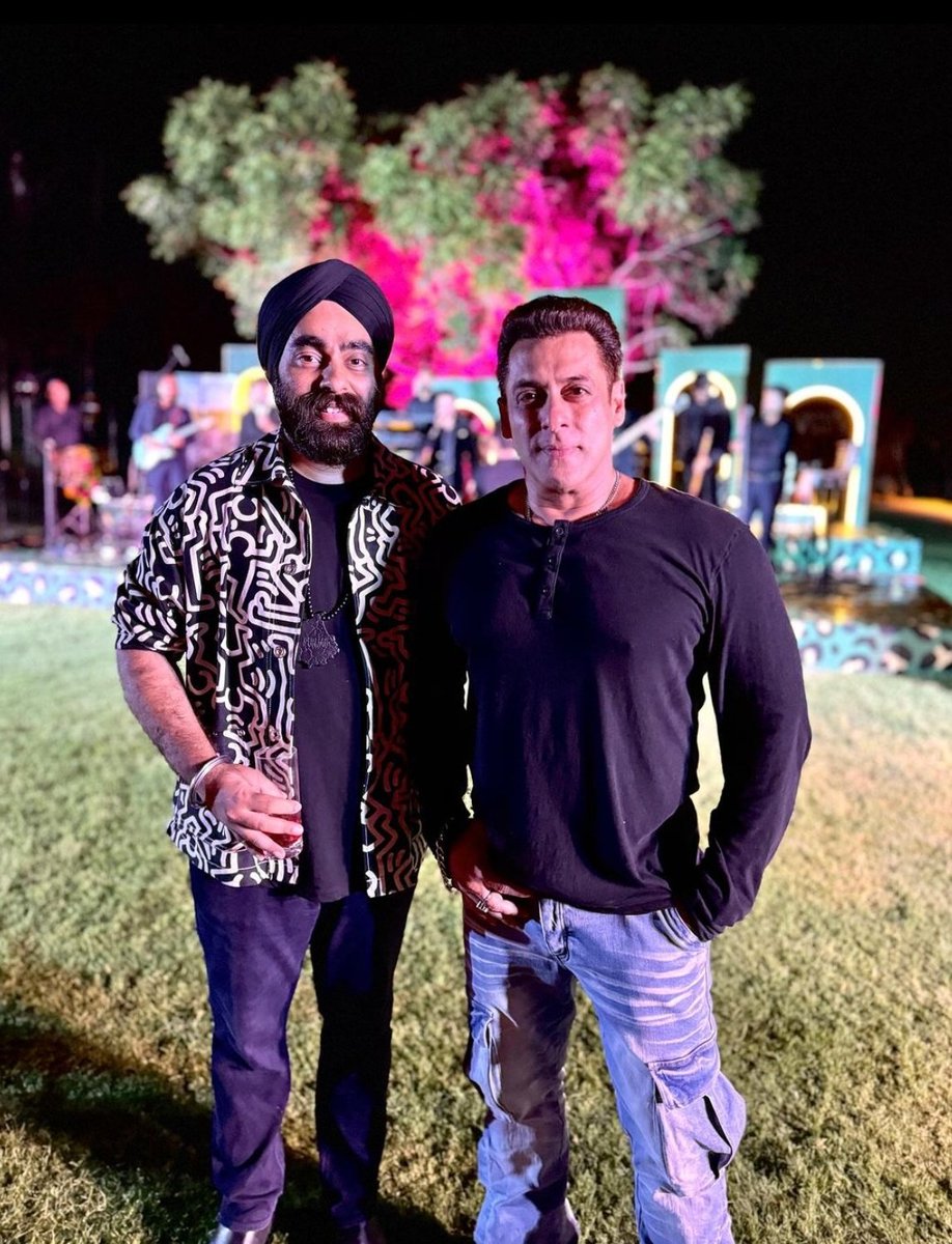 #Salmankhan From JAMNAGAR

Bhai Looking Sooo Handsome and Fit 😍🔥