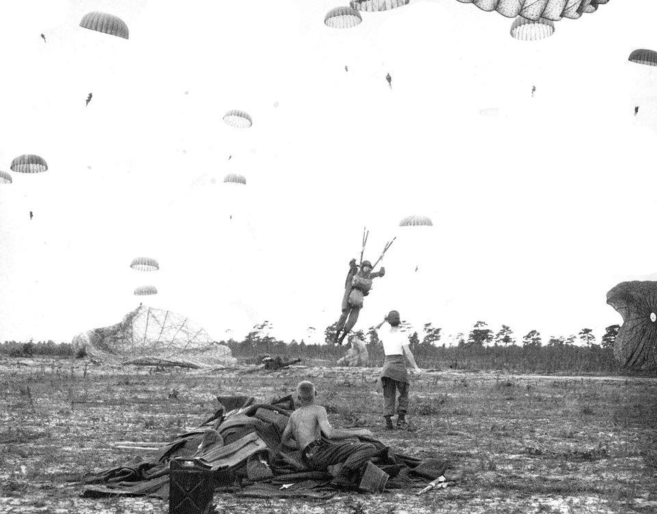 #AAHistory April '57, over 4,000 Paratroopers from the 82nd, along with elements from the 101st and the 1st ID, participated in Operation King Cole in LA. This 22,000-Soldier operation exercised 3 divisions’ abilities to command & control forces over long distances. #AATW