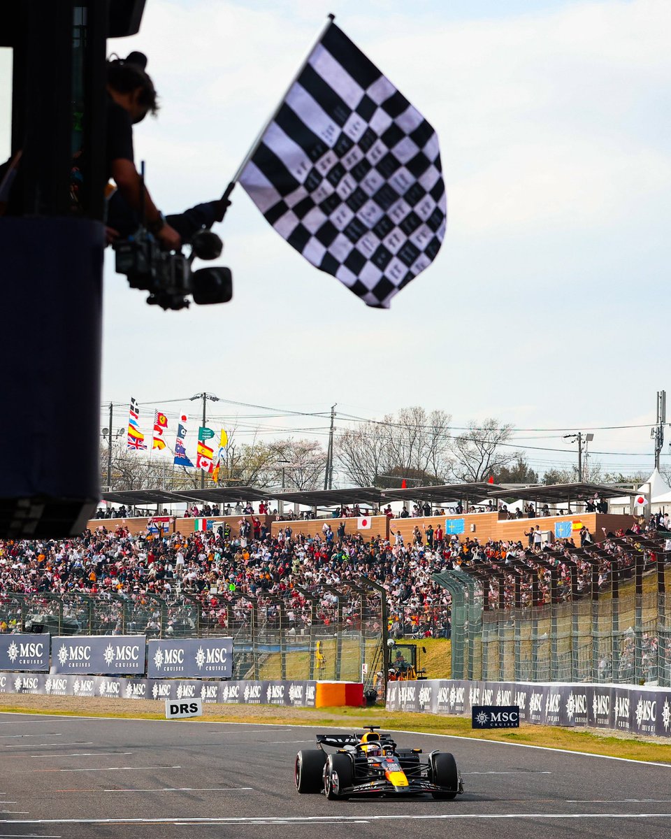 📸 Max crossing the finish line 🏁 Winning the #JapaneseGP for the third time in a row, only previously achieved by Michael Schumacher (2000-2002).