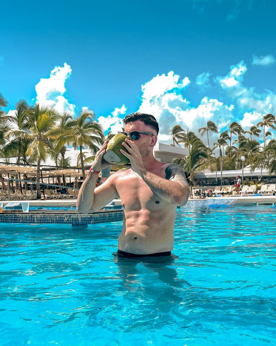 🥥 Un coco sabe mucho mejor dentro de la piscina de Riu Bambu, ¿verdad que sí? 😋 bit.ly/3VM3PMU 📸: 'patrick_pj17' (IG) #RiuBambu #RepublicaDominicana #PuntaCana