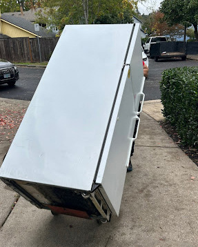 Alloregonjunk's tweet image. Ready to bid farewell to that old fridge? Our Fridge Removal service makes it simple and stress-free. Let us handle the heavy lifting. #AllOregonJunkRemoval #FridgeDisposal #KitchenCleanup #DeclutterNow #JunkRemovalExperts 🔄🌟