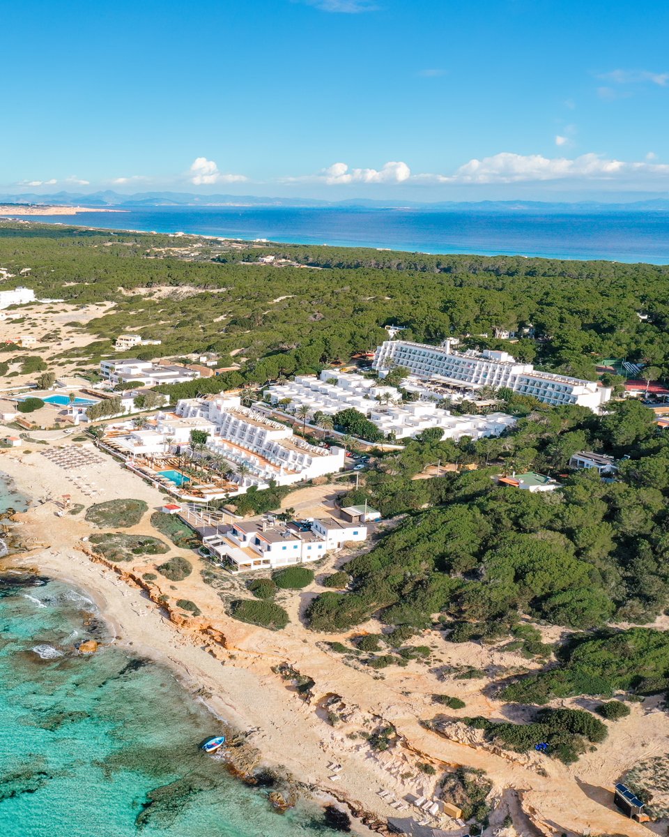 🏝️ Have you ever been to this paradise called Formentera? bit.ly/4cVT80q Take the opportunity to explore the island by staying at Riu La Mola ☀️ #RiuLaMola #Formentera #Spain