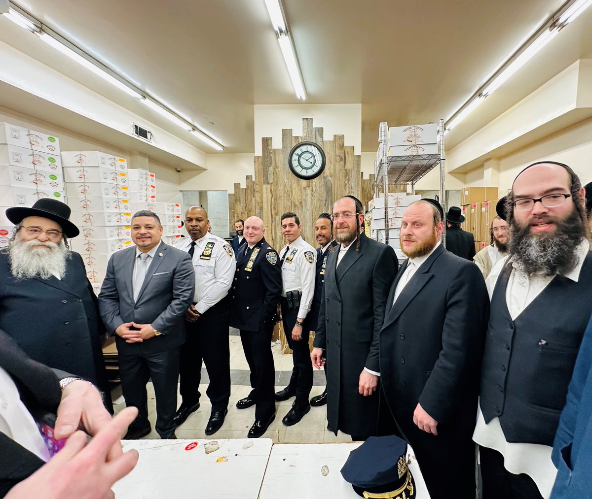 Ahead of the Jewish Passover Holiday, I joined community leaders from Williamsburg, alongside the @NYPDPC Caban, @NYPDBklynNorth Chief Henderson and the Commanding Officers of the @NYPD79Pct, and @NYPD94Pct at the Passover Matzah Bakery. The key to prosperity is public safety