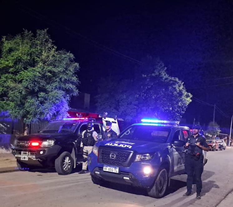 FPAcba's tweet photo. 📍#CruzDelEje | 👮‍♀️ #ControlDePersona | Tras el control de un masculino mayor de edad, @PoliciaCbaOf secuestró varias dosis de marihuana sobre calle Gustavo Luna esquina Gral. Bustos. Inmediatamente, investigadores de la #FPA🦅 prestaron colaboración. https://t.co/F6FwdwkmIO