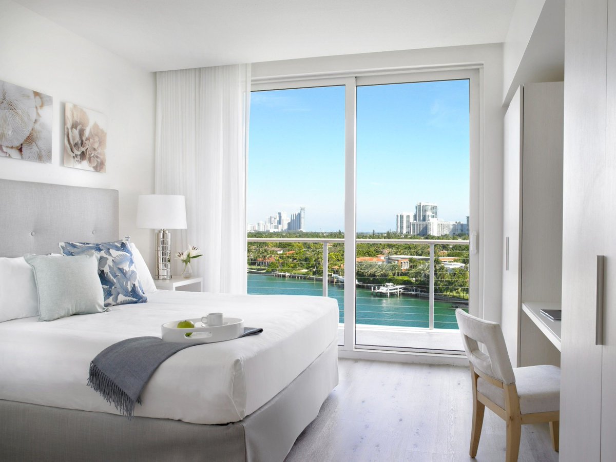 Double in comfort on your next Miami visit at #grandbayharbor. buff.ly/2Dc7WJN

#gbbmoments #suitelife #roomgoals #doublebed #waterfront #miamihotel #bayharborislands