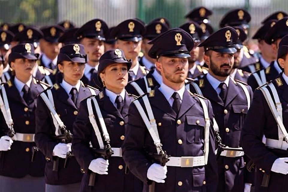 Giorgio Salvitti (@giorgiosalvitti) on Twitter photo 🇮🇹 Un augurio a tutti i membri della Polizia di Stato, che ogni giorno si battono per la nostra sicurezza, per i 172 anni dalla loro fondazione. “Sub lege libertas”. 🇮🇹
<a href="/poliziadistato/">Polizia di Stato</a> #essercisempre 🇮🇹 Un augurio a tutti i membri della Polizia di Stato, che ogni giorno si battono per la nostra sicurezza, per i 172 anni dalla loro fondazione. “Sub lege libertas”. 🇮🇹
<a href="/poliziadistato/">Polizia di Stato</a> #essercisempre