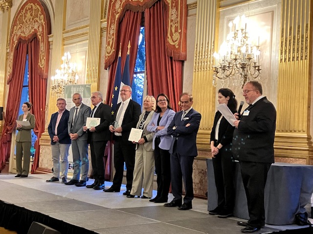 ObsTerritoria's tweet photo. TERRITORIA partenaire du prix Innovation publique pour la 33e Cérémonie des Trophées Éco-Actions à l'@AssembleeNat. Évènement qui a mis à l'honneur les élus qui s'engagent pour la #biodiversité et le #climat.
Félicitations au lauréat Jean-Christophe Daudet maire de #Barbentane https://t.co/QRjlqgoh16