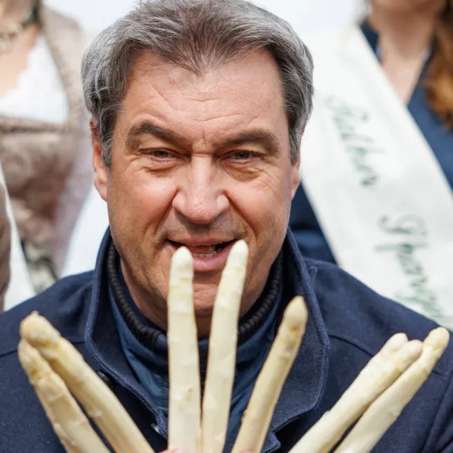 Peinlicher Faux Pas am Münchner Viktualienmarkt: Bayerischer Ministerpräsident fällt auf vegane Wiener Würstchen herein.