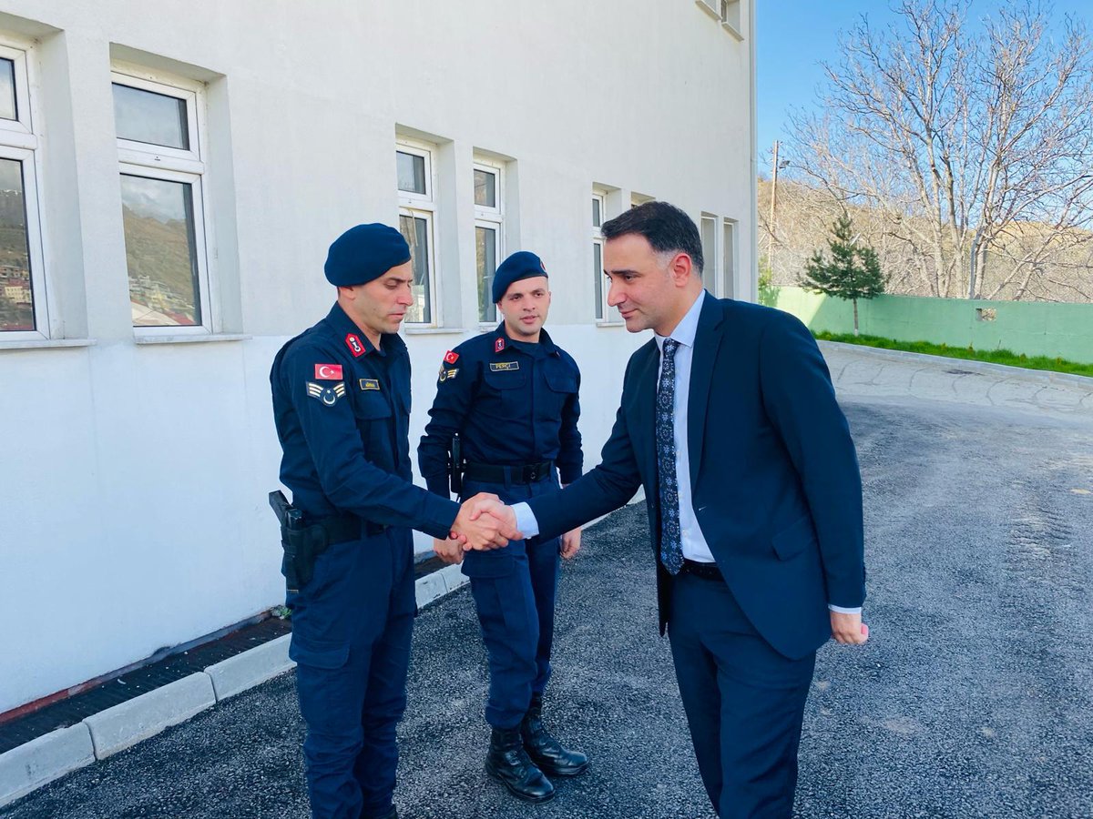 Kaymakamımız Faruk Carfi, Belediye Başkanımız Ergun Bakırhan ve ilçe protokolünün katılımıyla Çamoluk Şehitliğimiz ziyaret edilmiş, ardından kamu personeli ve vatandaşlarımızla bayramlaşma gerçekleştirmiştir.