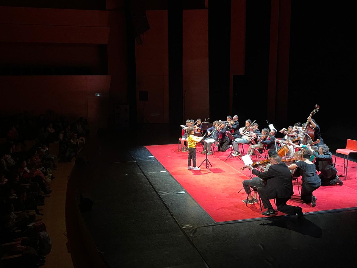 Virtuosisme, imaginació i riures.✨Amb aquesta fusió esbojarrada, l'Orquestra de Cambra de l'Empordà i Jordi Purtíens han presentat aquest matí 'Concerto a tempo d'umore' a la Sala Montsalvatge, davant d'un públic escolar. #AuditoriObert