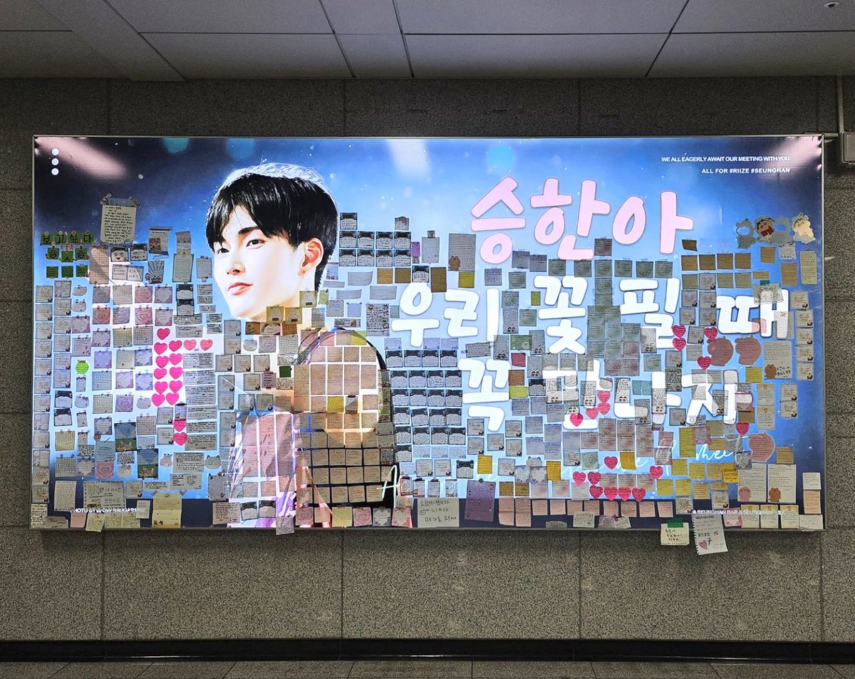 Now this is a place of healing✨ everytime put up a letter, some people who see it
it's like a beautiful art exhibition all talk about it when they pass by it makes me happy like 'you know what? Seunghan visited this! oh yeah?” then they will saw and read this letter many local…