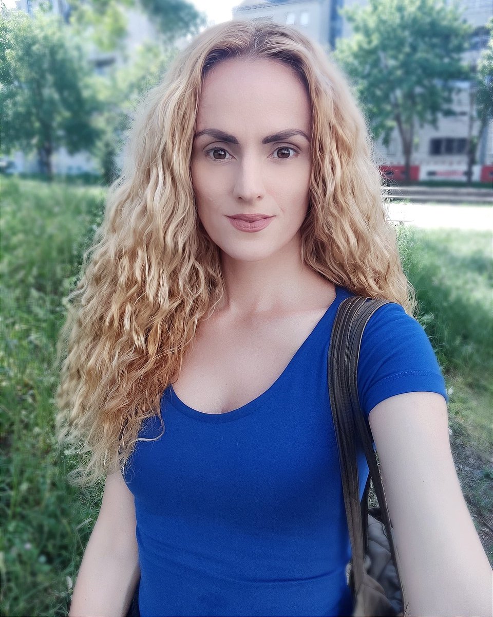 New day is rising in a blue mode 💙☀️🌱 I am planning to continue working on my new fantasy painting and wrote a new Dream chapter 🌌 But first, shopping for groceries, cleaning the whole house, playing with Lira and just talk with my family is priority No.1! #newday #curlyhair