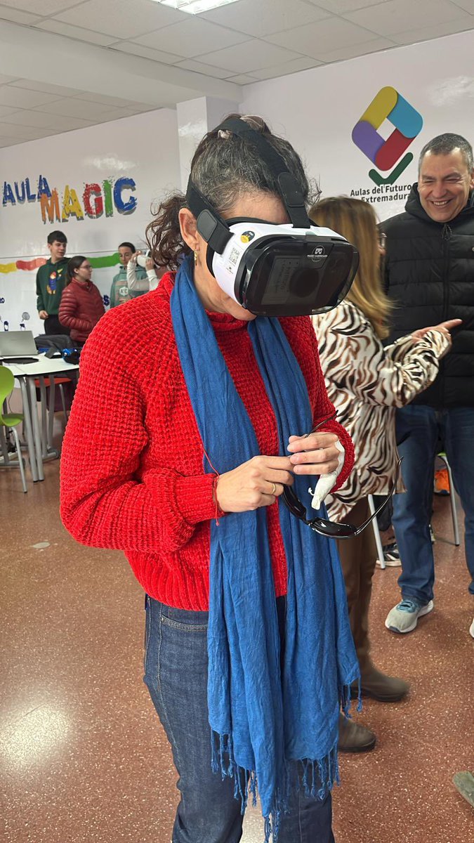 juandiortiz's tweet photo. #muévete24 en el MRM. Terminamos nuestro recibimiento a los compañer@s de @IESOViaDalmacia , @IESMELENDEZVAL IES Meléndez Valdés, @ceip Virgen de Fátima. Una experiencia fantástica en la que hemos mostrado los proyectos del gran equipo de profesores del MRM. @InnovacionForm https://t.co/fqbvcva1cK
