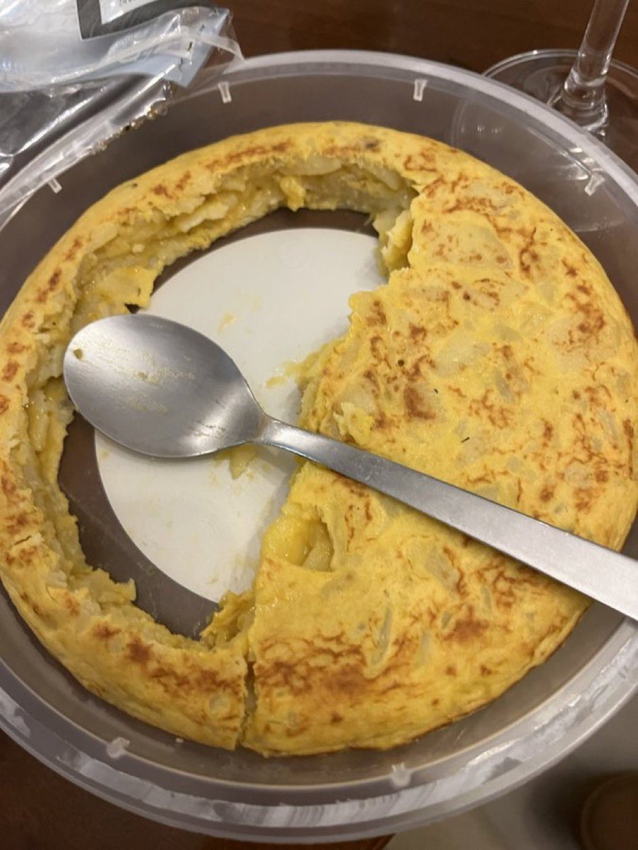 oye vosotros cómo os coméis la tortilla con bordes o sin ellos???