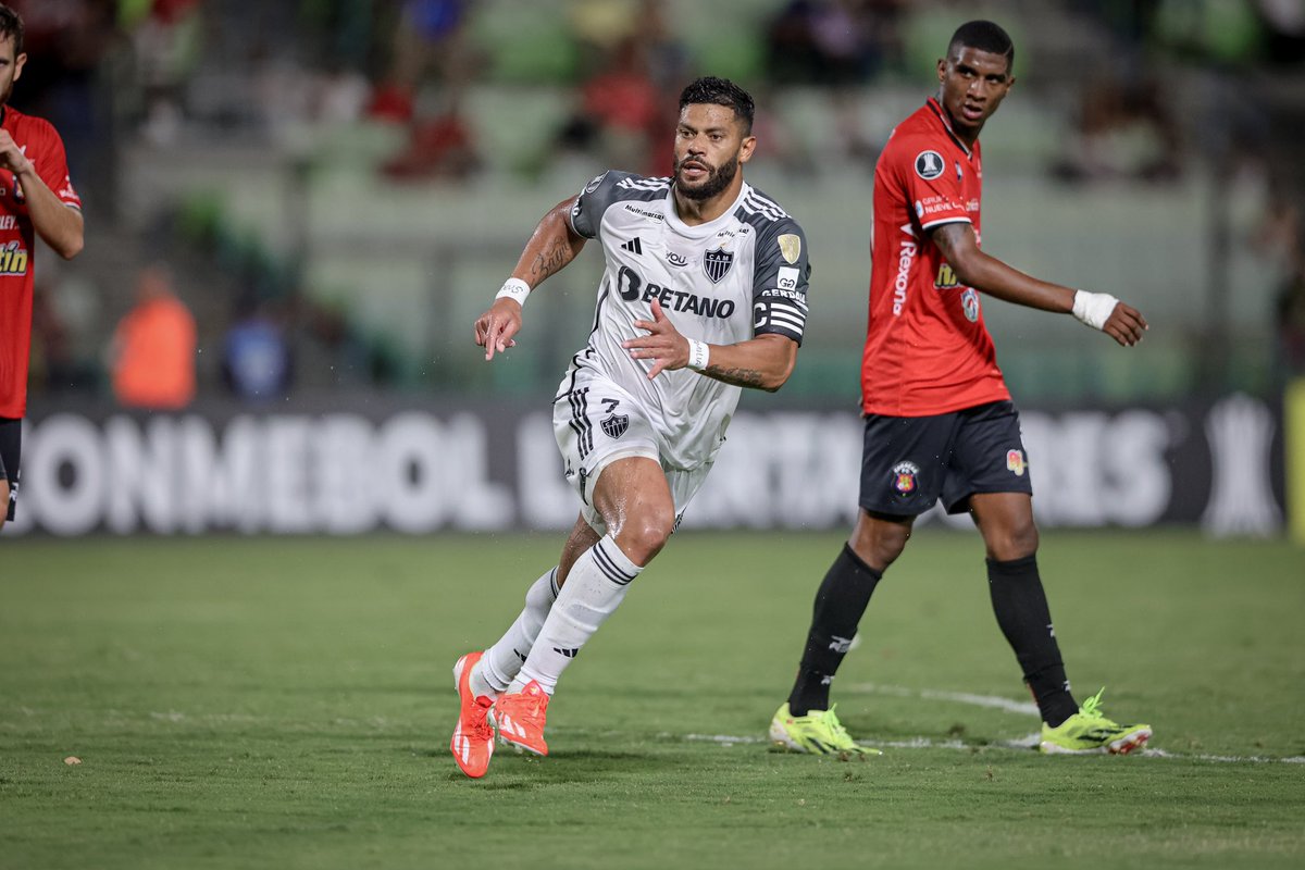 Hulk se sensibilizou e ajudou jogador do Caracas na estreia do Atlético-MG na Libertadores. Ao ver as chuteiras do lateral venezuelano Luis Casiani, o atacante do Galo foi até ele e disse que ele não poderia voltar com elas no 2º tempo, pois estavam abertas e sem condições de…