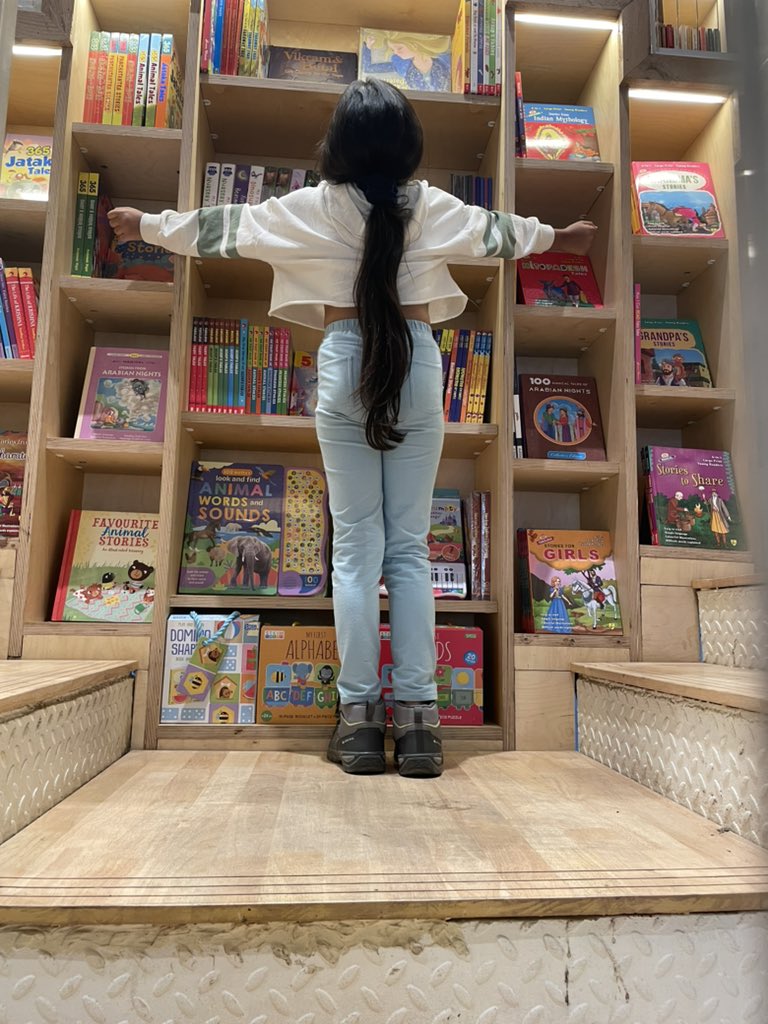 “He that loves reading has everything within his reach.” —William Godwin #readers #littlereaders #booklovers #read #readerscommunity