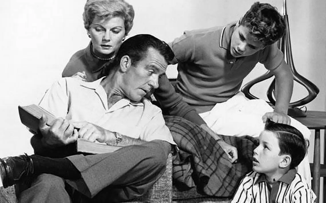 Don't be another family that puts Teen parenting on autopilot...

...because they need independence, their friends, or "out of sight out of mind..."

On the contrary: its a crucial time for your involvement!

10 tips to guide teens through these critical years 🧵