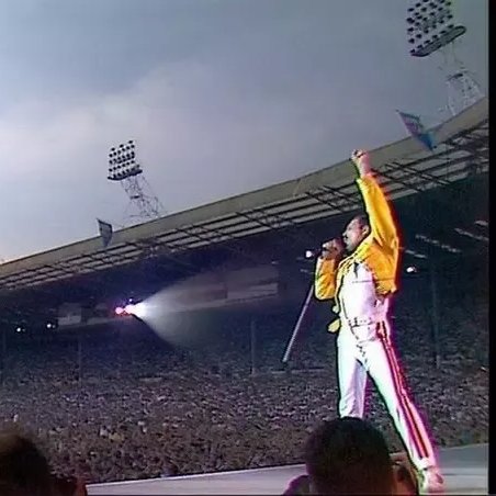 Para quem não sabe, quando Simone e Simaria cantavam SÃO AMORES AMORES QUE MARCAM e o público respondia com PEI PEI PEI, é algo muito similar ao cantor Fred Mercury cantando LEROLORE em Wembley e o público interagindo. São dois grandes eventos musicais que marcaram época.