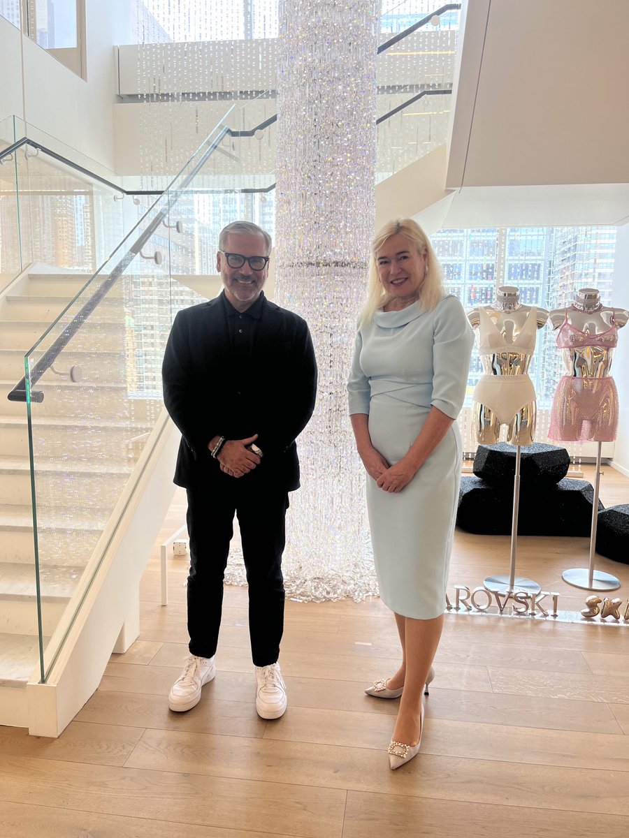 So delighted to catch up with the ⁦@swarovski⁩ team at the 🇺🇸Headquarter of #Swarovski in NYC. Thank you CEO A.Nasard & General Manager Americas K. Kiofsky for your update on the future development of the successful 🇦🇹 company. I predict a „shiny & sparkling“ future!