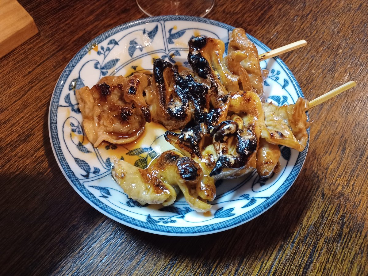 作草部のもつ焼き一炷香。ハツ刺、レバ刺がめちゃ美味しい。他にハラミ刺、シロ焼き。バイスサワーとビオのロゼワイン。これからも何度も訪れそうな予感。