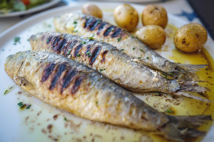 Swapping red meat for herring/sardines could save up to 750,000 lives/year in 2050 says a new study in @GlobalHealthBMJ. Read it here: bit.ly/3U7057x
