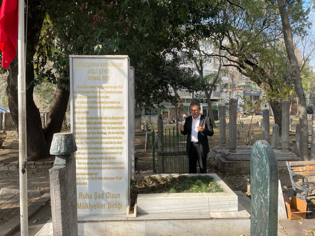 'Fertler ölür, Türk milleti yaşar!' 🇹🇷 Gazi Mustafa Kemal Atatürk’ün öncülüğünde TBMM'de ''millî şehit'' kabul edilen Boğazlıyan Kaymakamı Mehmed Kemal Beyin kabrini ziyaret ettik. Şehadetinin 105. yılında saygı, rahmet ve dualarla anıyorum. #BoğazlıyanKaymakamı