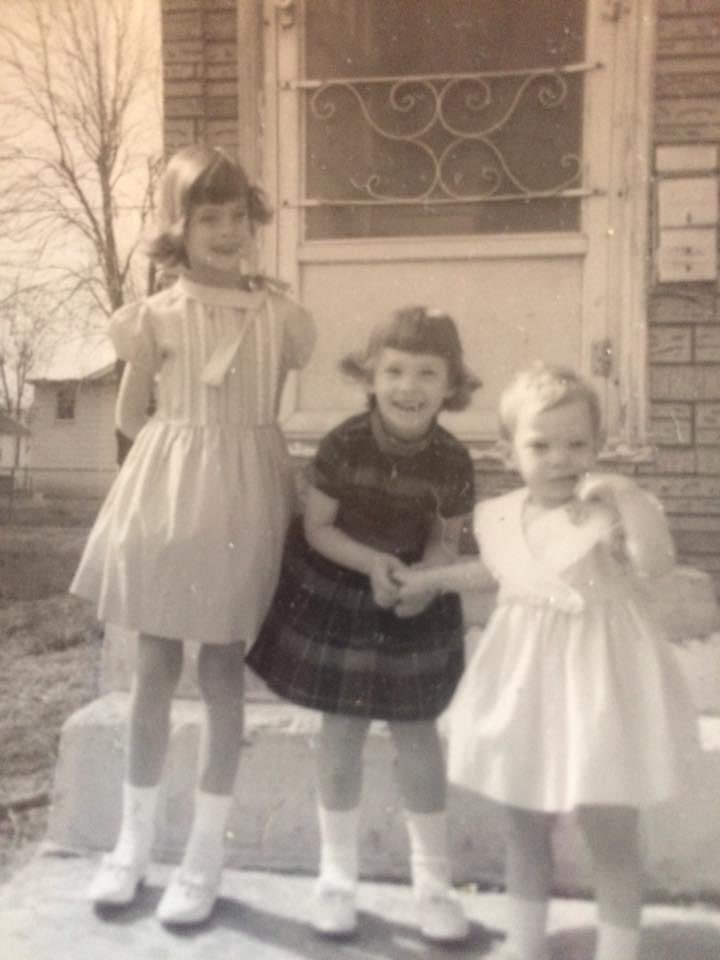 Happy #NationalSiblingsDay I remember when my mom took this photo. Our youngest sister wanted to go stand by mom and help her take the picture.😁 So, one of us had to hold her hand. ( I’m the tallest, by the way.)☺️