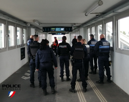 [#AntiStups] Pour lutter contre l'usage et la détention de stupéfiants nos policiers de #StNazaire assistés de la police municipale effectuent des contrôles réguliers en gare @SNCFVoyageurs. Verbalisation par amende forfaitaire délictuelle des consommateurs de produits illicites.