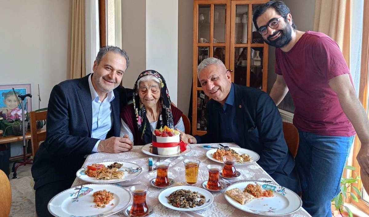 Metin'in doğum günü pastasını Fadime Ana ile birlikte kestik. İyi ki doğdun Metin Göktepe...