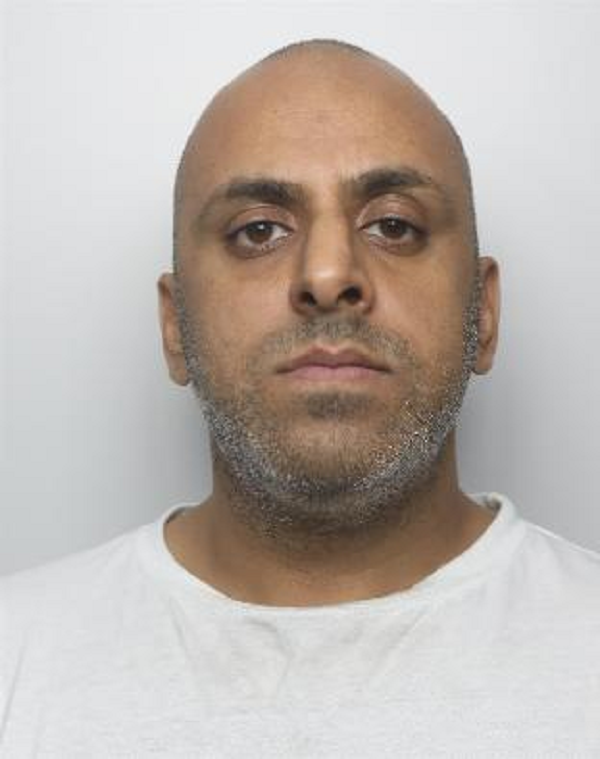 Officers in #Sheffield are asking for your help to find #wanted man Sajid Hussain. Hussain, aged 41, from Burngreave, is wanted in connection with stalking and breaching a restraining order. Can you help? ➡️ orlo.uk/PCoD9