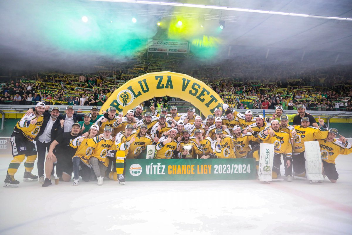 mestovsetin's tweet photo. Hokejisté VHK ROBE Vsetín jsou mistry Chance ligy. 🏆

💬 Starosta Jiří Čunek: "Našim borcům gratuluji a věřím, že pro Vsetín vybojují extraligu. Aby se Na Lapači mohla nejvyšší soutěž hrát, instalujeme zde po sezoně nové pružné mantinely."

Více 👉 https://t.co/BTKX7YzlrG https://t.co/eY0K99IDPo