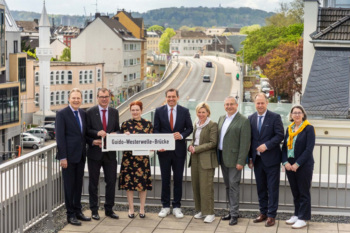 Die Viktoriabrücke heißt ab jetzt Guido-#Westerwelle-Brücke! OB Dörner und Bezirksbürgermeister Jochen Reeh-Schall haben sie bei einer Feierstunde heute Mittag, am 10. April, umbenannt. Damit würdigt die Bundesstadt die Verdienste Westerwelles um #Bonn: bonn.de/pressemitteilu…