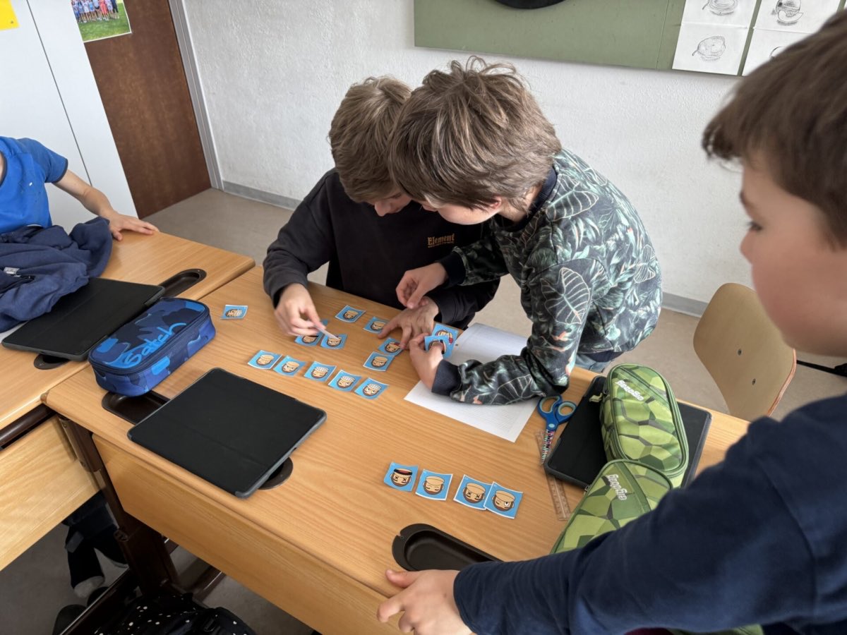 ki-kit.ch: Medientag zum Thema KI in der Schule Zizers
Auch Primarschüler wollen wissen, wie KI funktioniert. Wir entwickeln spielerisch Entscheidungsbäume und arbeiten mit aktuellen KI-Tools.
ki-kit.ch