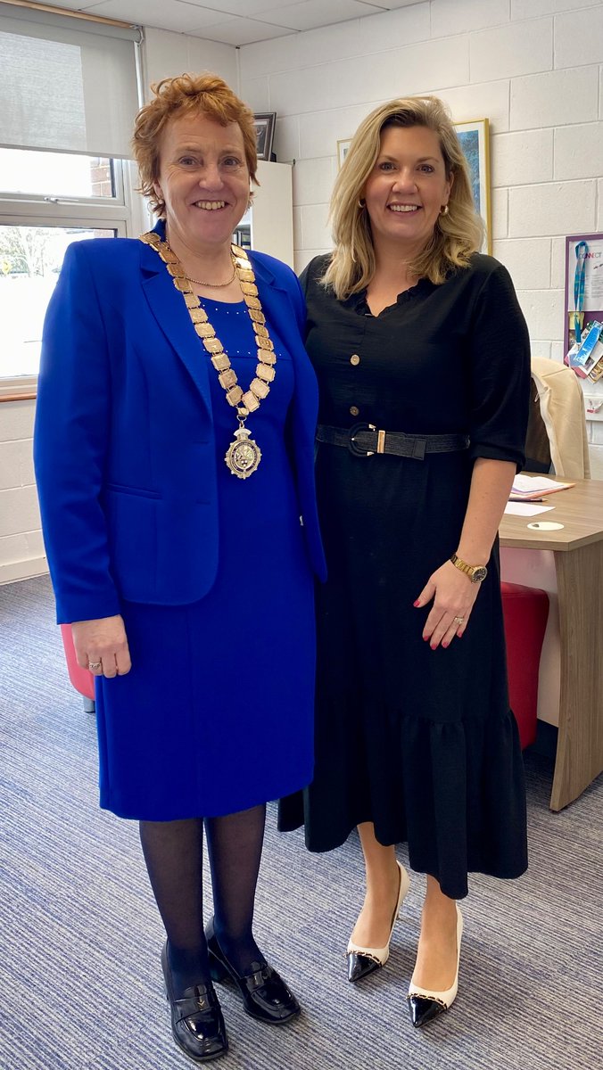 Delighted to welcome new president of @INTOnews to our school today @network_will Lots of learning to share and discuss- leadership, teacher shortage, professional learning, primary curriculum framework, RP and more 😅Thank you Carmel #mnàsome