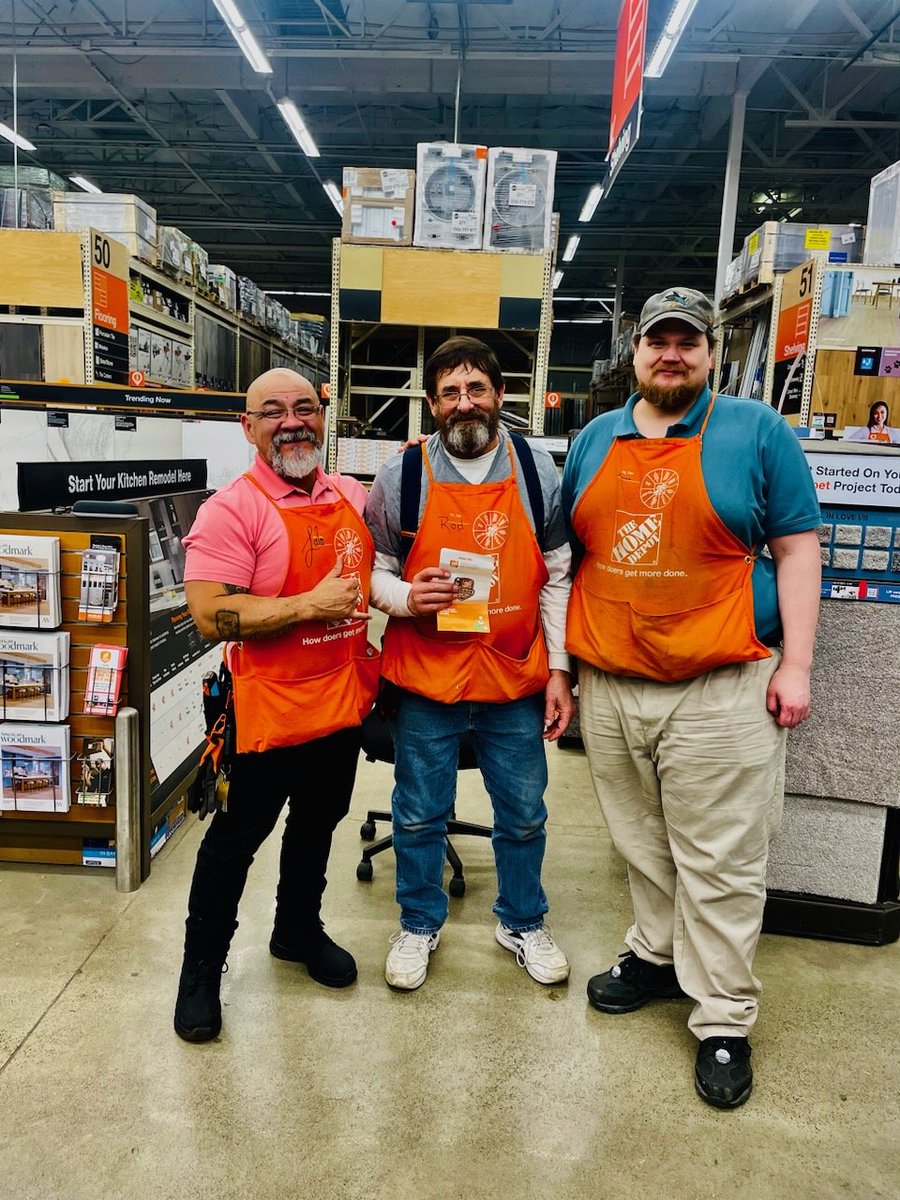 lalomartinez707's tweet photo. My favorite part of the job is recognizing those that contribute to the team! Congrats to Rod on going Bronze! #THD0641 #D38 #PacNorthProud https://t.co/Ukqs3w9qQf