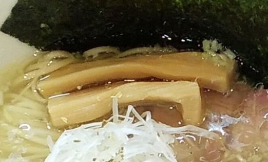 私の写真でアメノオトのメンマ旨そうと言ってもらえた喜び(^-^)お店通ってる方はわかるかもですが、大鍋でしっかり味付け調理したものなんですよね(仕込みも見れるカウンター席よりトッピング追加注文もよく出ている激旨メンマなのですよ 