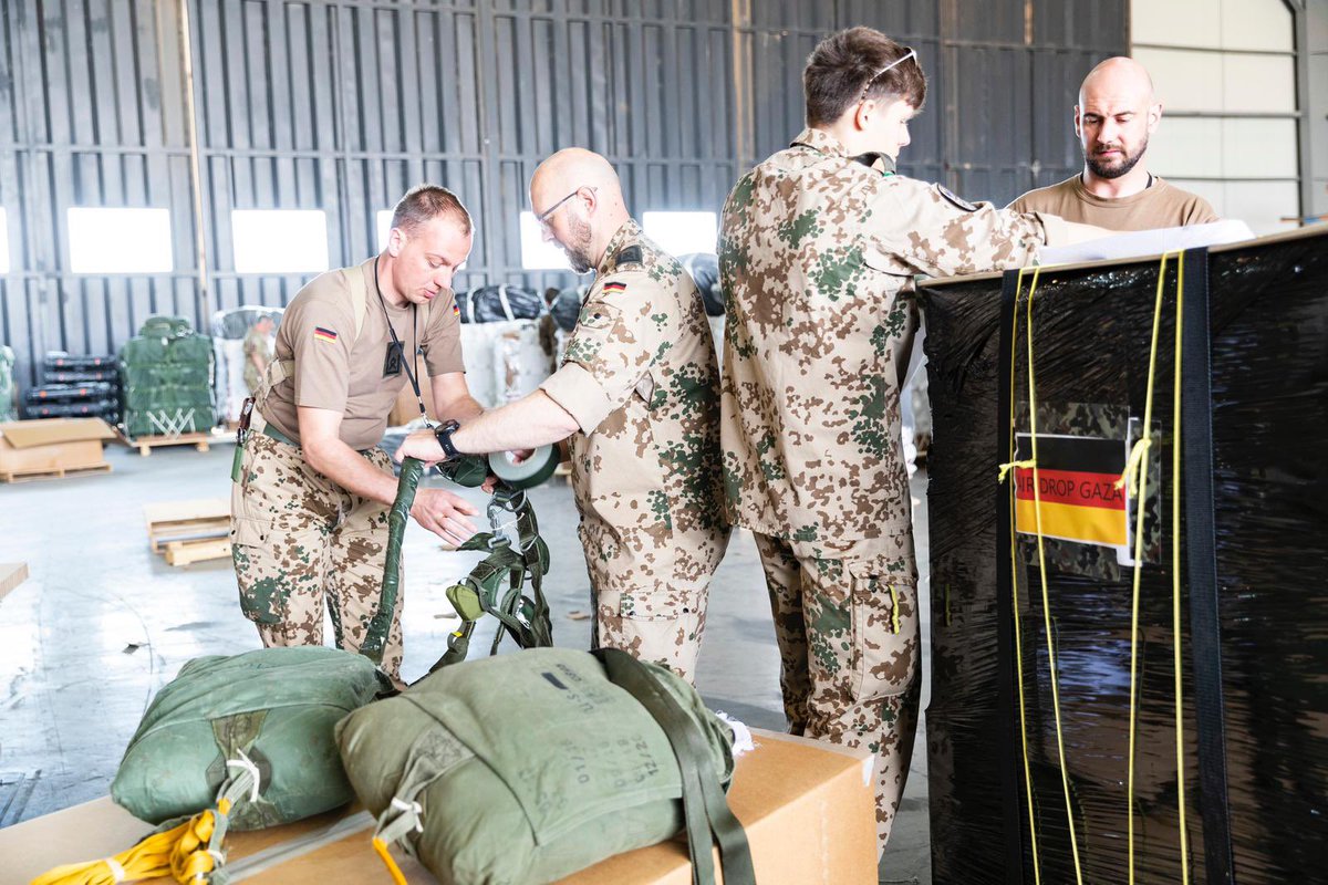 Erster Einsatz unseres #A400M beim #AirDropforGaza. 11 Tonnen Hilfsgüter haben wir heute im Norden des Gaza Streifens abgeliefert, 22 Paletten à 500 kg. Danke an @Deutsches_Heer für das perfekte Packen der Paletten. #StrongerTogether