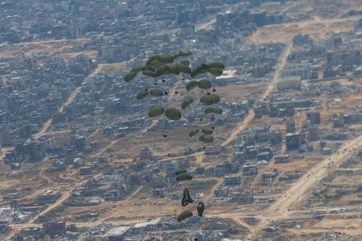 Team_Luftwaffe's tweet photo. Erster Einsatz unseres #A400M beim #AirDropforGaza. 11 Tonnen Hilfsgüter haben wir heute im Norden des Gaza Streifens abgeliefert, 22 Paletten à 500 kg. Danke an @Deutsches_Heer für das perfekte Packen der Paletten. #StrongerTogether https://t.co/Zu4sIZ3mcb
