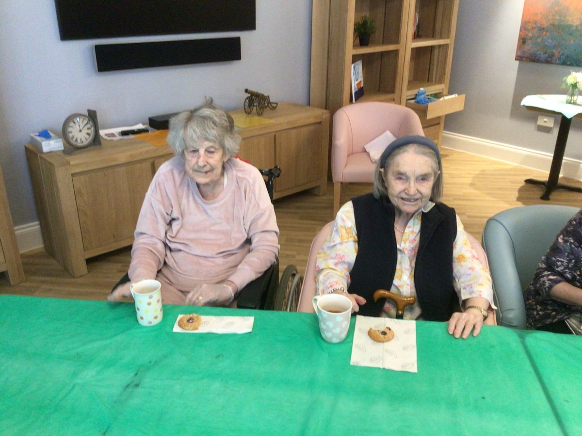 Head Chef Rida, leads another amazing baking session, for sweet treats. This time, #Surbiton residents bake some tasty chocolate chip cookies 🍪