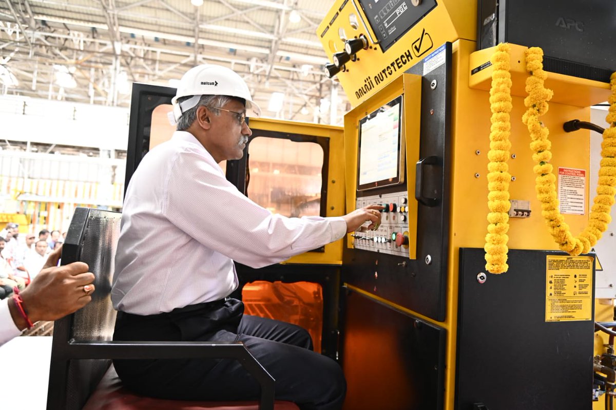 Defence Secretary Shri @giridhararamane today inaugurated the 1st steel cutting of @indiannavy's Fleet Support Ships (FSS) at Hindustan Shipyard Limited. A milestone in bolstering naval capabilities and advancing #AatmanirbharBharat. (1/2) More: pib.gov.in/PressReleasePa…