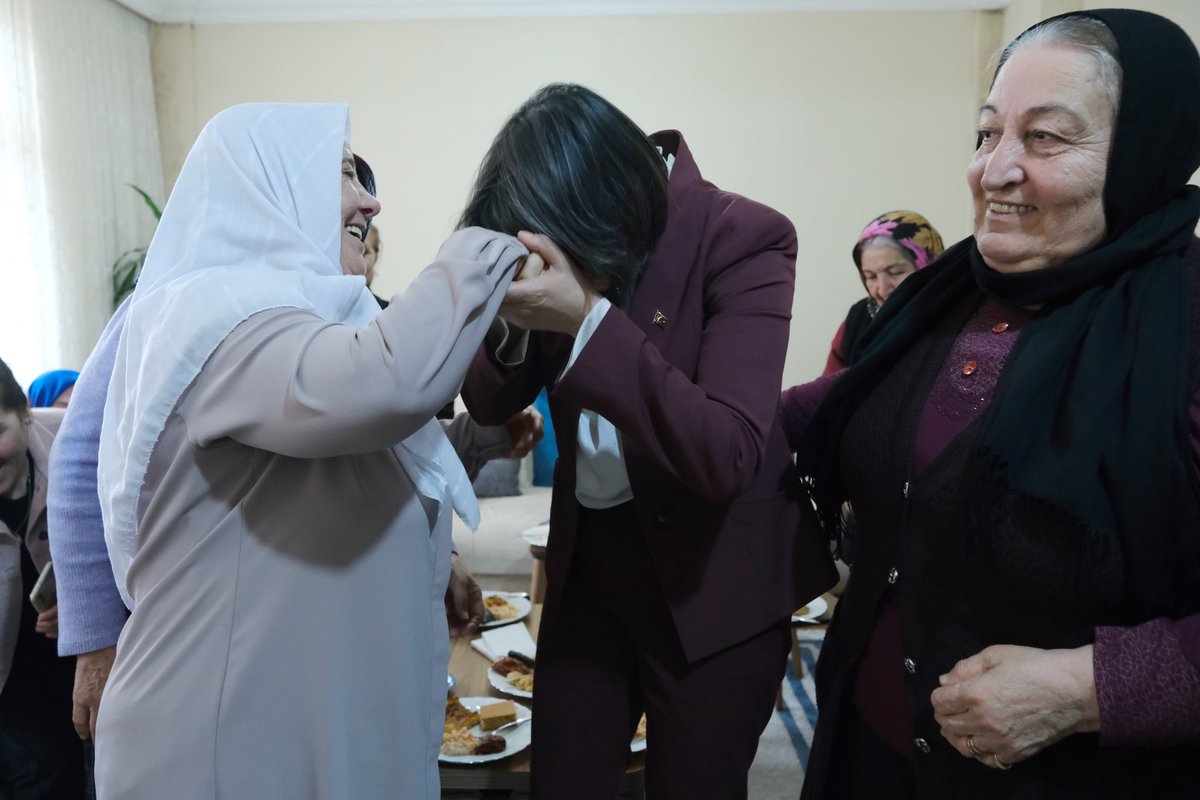 sdedetas's tweet photo. Bayramımız kutlu olsun!

Bayramın en güzel anları, sevgiyi paylaştığımız duygu dolu anlar. Yaşlılarımızın ellerinden, küçüklerimizin gözlerinden öperken, manevi bir coşku ve sevinç içindeyim. 

Ramazan Bayramının bu güzel atmosferini sizlerle paylaşmak büyük bir mutluluk. Kalplerimiz bir olsun, sevgiyle kucaklaşalım.