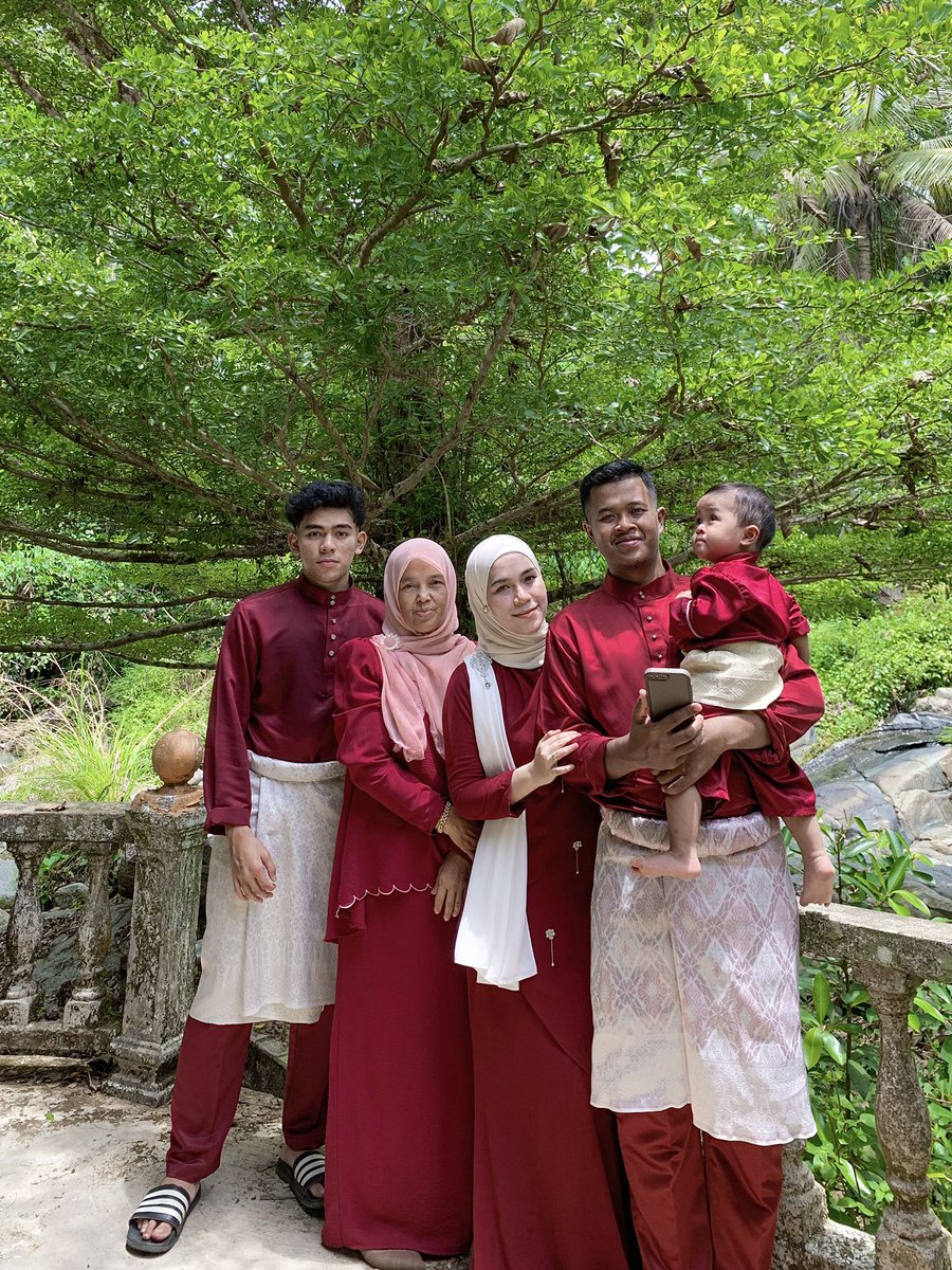 Haniramizuu's tweet photo. selamat hari raya we olls team maroon https://t.co/CLJzxBZKKz
