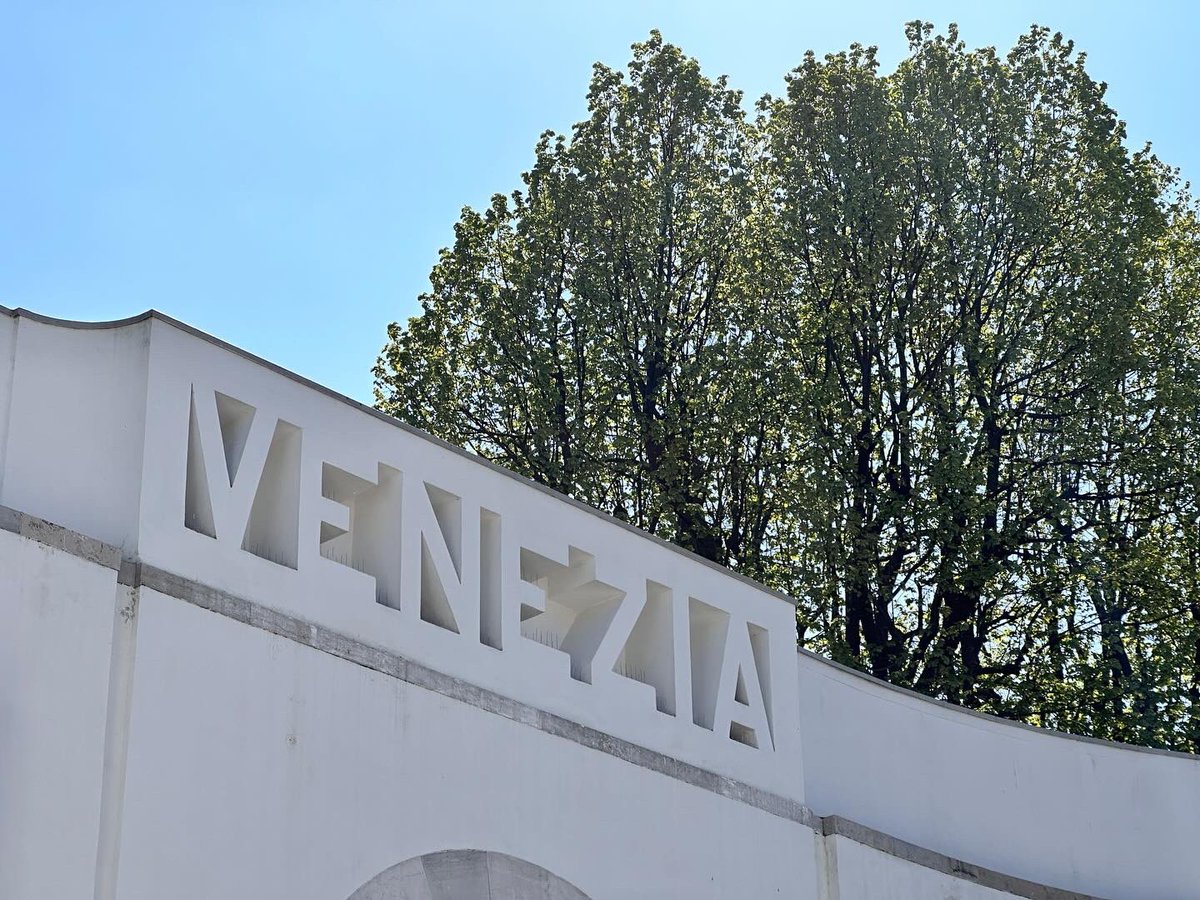 Spoiler alert ⚠️ Dietro le quinte di #SestanteDomestico

Da domani inizieremo a raccontarvi cosa sta succedendo all’interno del #PadiglioneVenezia 📍 

Continuate a seguirci per scoprire di più! 

#BiennaleArte2024 👉 20 aprile – 24 novembre 2024 

#VeneziaSerenissima ❤️🦁