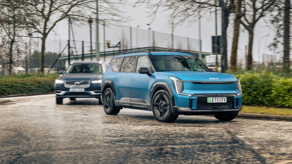 The big family SUV test: Kia EV9 VS Volvo XC90. Will the new EV9 be able to lure away some of the Volvo faithful? → topgear.com/car-news/big-r…