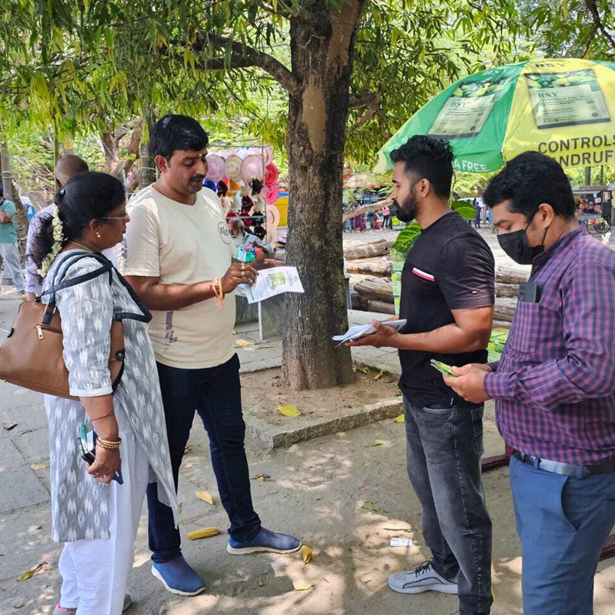 PRiiSTrading's tweet photo. Want to try our product "BSY Noni Hair Colour Shampoo" Today? You can find us in the Ernakulam City. We had witnessed today a swarm exciting crowd that's ready for a change. A few Glimpse of Happy Faces. 
To purchase the product, click here: https://t.co/BFMsW0QMnx

#noni #India https://t.co/iUPySrRkna