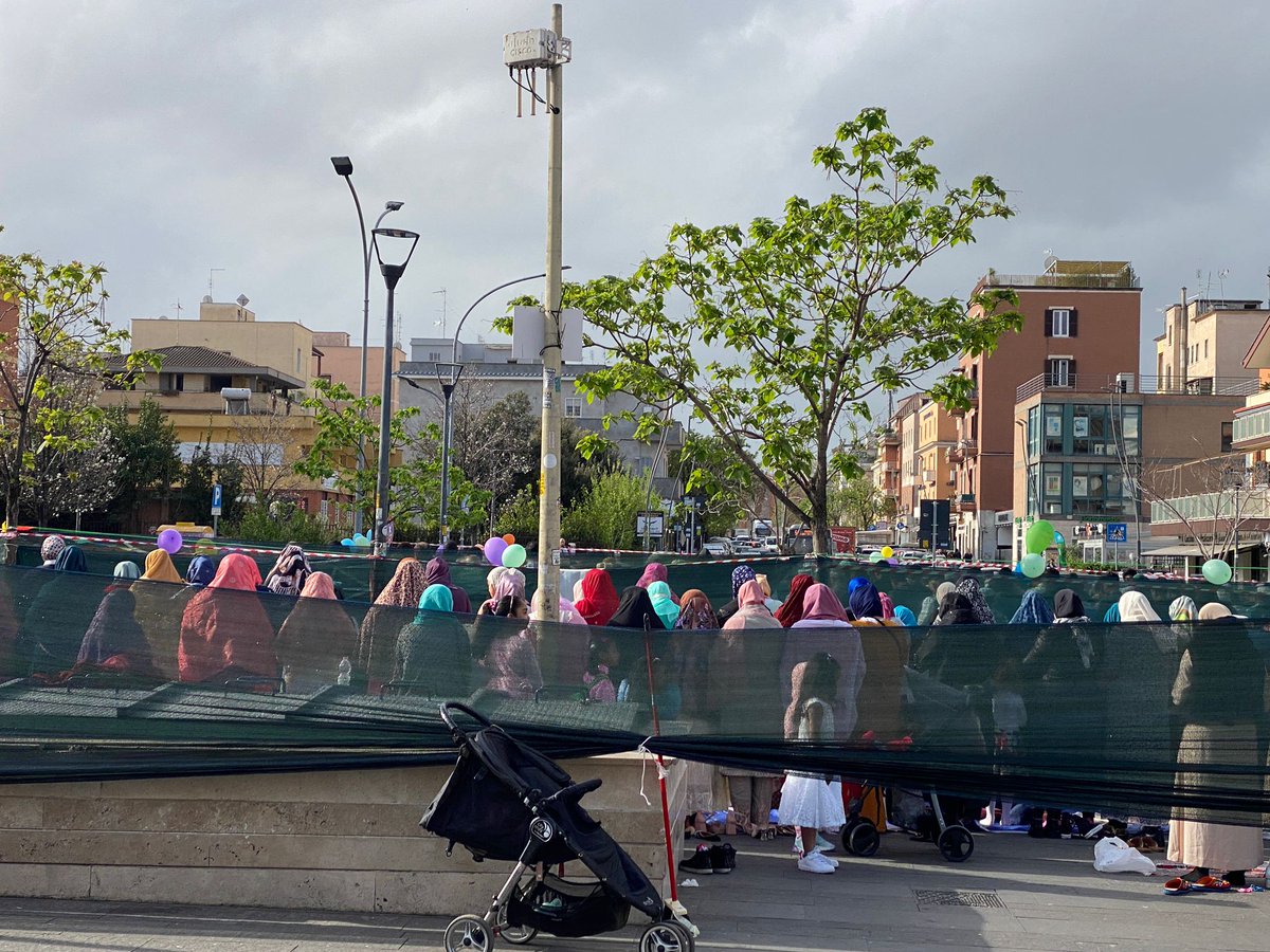 Donne chiuse nel recinto per la preghiera islamica. Le foto di #Roma che smascherano l'ipocrisia della sinistra, la denuncia di #Rampelli GUARDA iltempo.it/attualita/2024… #islam #10aprile #fdi #centocelle #ramadan