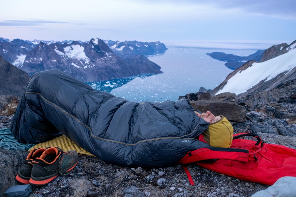 📸 Martin Feistl enjoys a comfortable night during the FA of ‘Circus Maxmius’, a traverse of the Mythic Cirque, in the Kangertittivatsiaq Fjord on the east coast of Greenland. Read Martin’s tips on how to get the most out of a night on the route: bit.ly/2formsofbivoua…