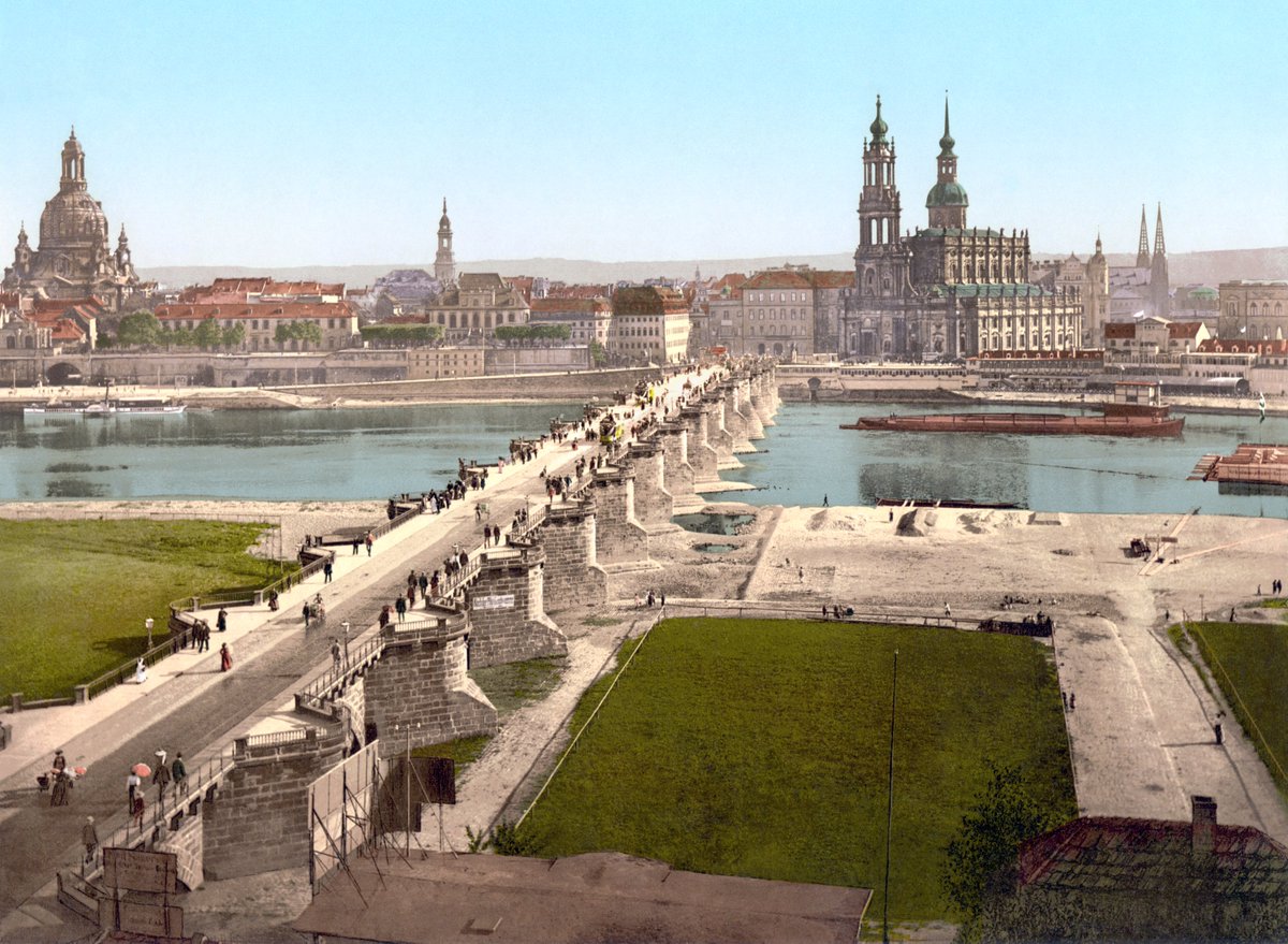 The German city of Dresden was a jewelry box of Baroque beauty — once known as the Florence of the Elbe. This is how it looked at the turn of the 20th century: