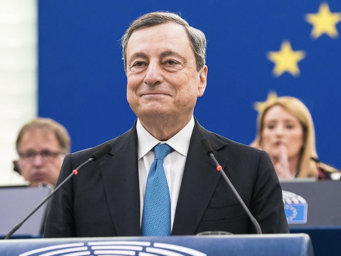 Durante la premiazione a New York dell’American Academy in Berlin, Mario Draghi ha ancora una volta parlato con lungimiranza e visione sul futuro dell’Europa. Di una “politica economica estera che affronti le vulnerabilità con un’unica strategia, sia rimuovendo internamente le…